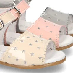 Sandalia Niña peques con ESTRELLAS en piel charol.