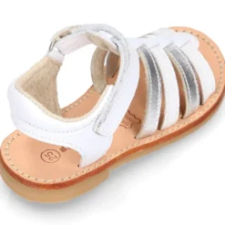 Sandalia niña piel COMBINADA tiras cruzadas con suela super flexible.