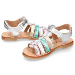 Sandalia niña piel tiras cruzadas METALIZADAS con suela super flexible.