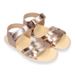 Sandalia niña respetuosa en piel con diseño trenzado en color Oro