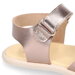 Sandalia niña respetuosa en piel con diseño trenzado en color Oro