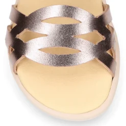 Sandalia niña respetuosa en piel con diseño trenzado en color Oro