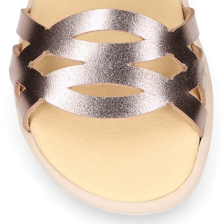 Sandalia niña respetuosa en piel con diseño trenzado en color Oro