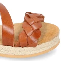 Sandalia Niña tipo alpargata en piel atada al tobillo y diseño trenzado.
