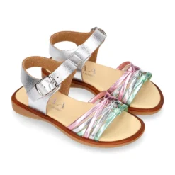 Sandalia Niña trenzada multicolor en piel laminada.