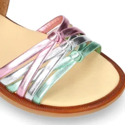 Sandalia Niña trenzada multicolor en piel laminada.