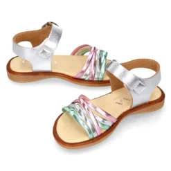 Sandalia Niña trenzada multicolor en piel laminada.