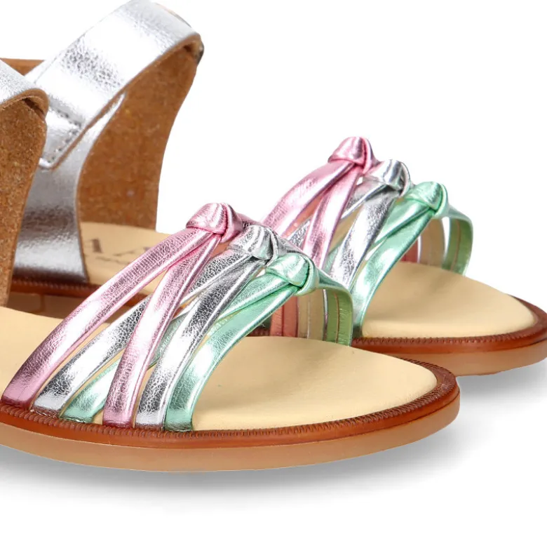 Sandalia Niña trenzada multicolor en piel laminada.