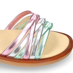 Sandalia Niña trenzada multicolor en piel laminada.