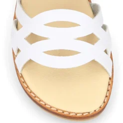 Sandalia niña vestir respetuosa Okaa Flex con diseño trenzado en color Blanco.