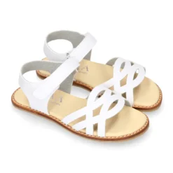 Sandalia niña vestir respetuosa Okaa Flex con diseño trenzado en color Blanco.