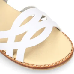 Sandalia niña vestir respetuosa Okaa Flex con diseño trenzado en color Blanco.