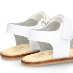 Sandalia niña vestir respetuosa Okaa Flex con diseño trenzado en color Blanco.