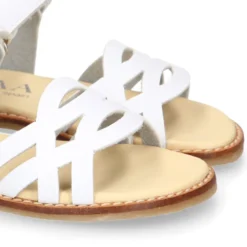 Sandalia niña vestir respetuosa Okaa Flex con diseño trenzado en color Blanco.