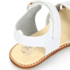 Sandalia niña vestir respetuosa Okaa Flex con diseño trenzado en color Blanco.