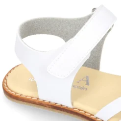Sandalia niña vestir respetuosa Okaa Flex con diseño trenzado en color Blanco.