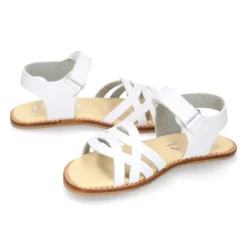 Sandalia niña vestir respetuosa Okaa Flex con diseño trenzado en color Blanco.