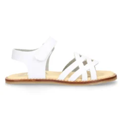 Sandalia niña vestir respetuosa Okaa Flex con diseño trenzado en color Blanco.