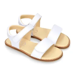 Sandalia niña vestir respetuosa Okaa Flex en piel en color Blanco.