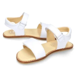 Sandalia niña vestir respetuosa Okaa Flex en piel en color Blanco.