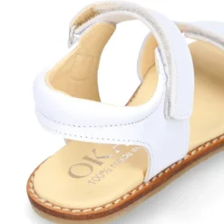 Sandalia niña vestir respetuosa Okaa Flex en piel en color Blanco.