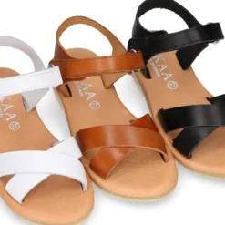 Sandalia Niña vestir tiras cruzadas con cierre adherente en piel.
