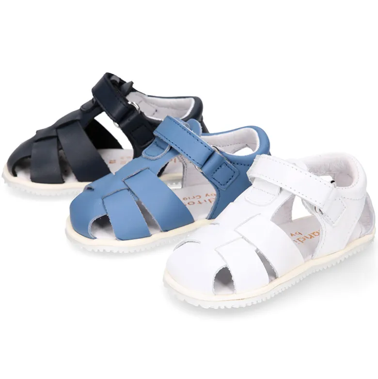 Sandalia niño Blanditos by Crio’s tiras cruzadas y sin cordones en piel en colores clásicos.