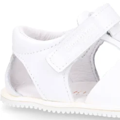 Sandalia niño Blanditos by Crio’s tiras cruzadas y sin cordones en piel en colores clásicos.