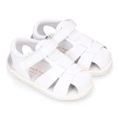 Sandalia niño Blanditos by Crio’s tiras cruzadas y sin cordones en piel en colores clásicos.