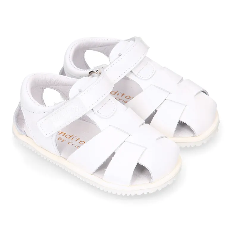 Sandalia niño Blanditos by Crio’s tiras cruzadas y sin cordones en piel en colores clásicos.