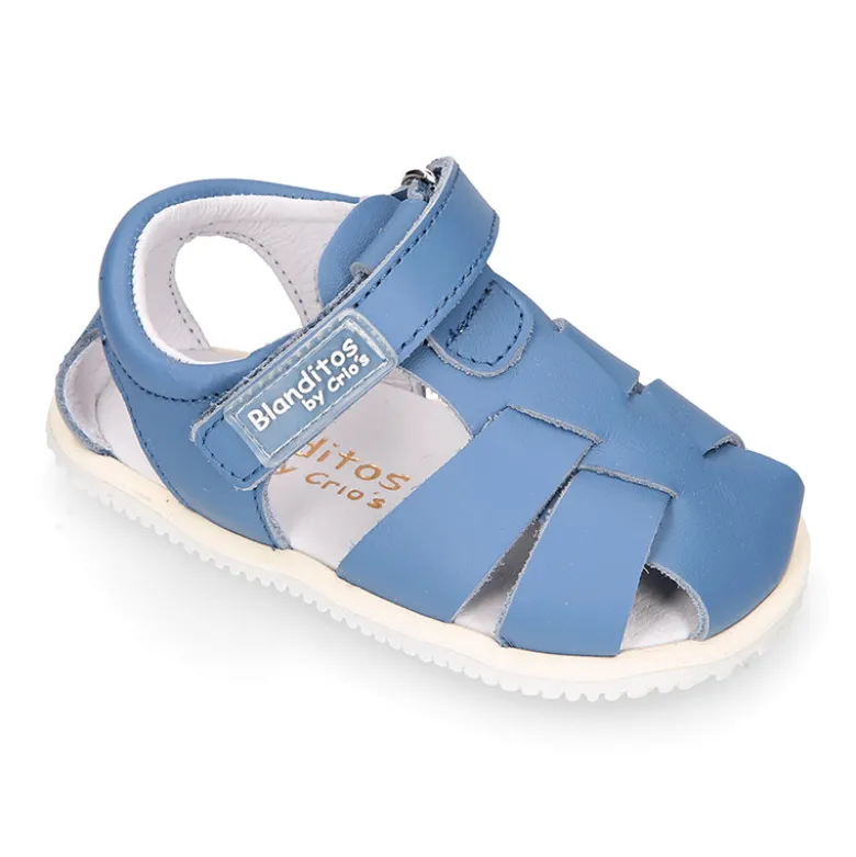 Sandalia niño Blanditos by Crio’s tiras cruzadas y sin cordones en piel en colores clásicos.
