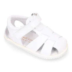 Sandalia niño Blanditos by Crio’s tiras cruzadas y sin cordones en piel en colores clásicos.