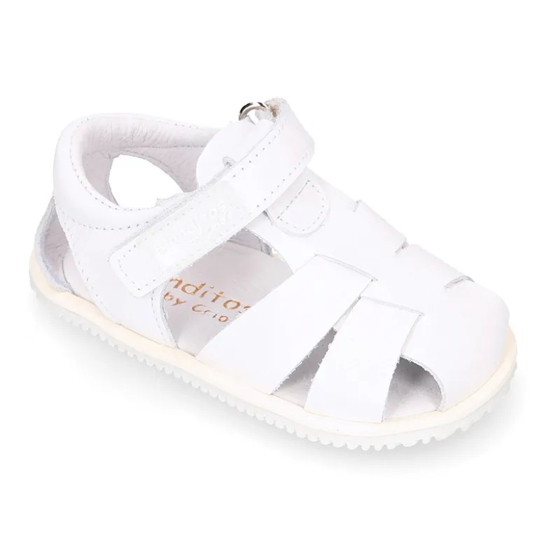 Sandalia niño Blanditos by Crio’s tiras cruzadas y sin cordones en piel en colores clásicos.