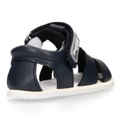 Sandalia niño Blanditos by Crio’s tiras cruzadas y sin cordones en piel en colores clásicos.