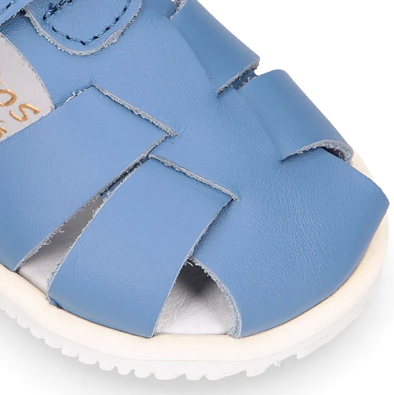 Sandalia niño Blanditos by Crio’s tiras cruzadas y sin cordones en piel en colores clásicos.