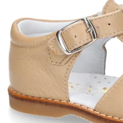 Sandalia Niño con hebilla en piel Napa suave.