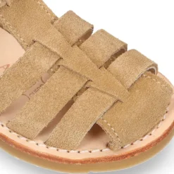 Sandalia niño piel SERRAJE tiras cruzadas con suela super flexible.