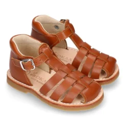 Sandalia niño piel SUAVE tiras cruzadas con suela super flexible.