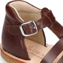 Sandalia niño piel SUAVE tiras cruzadas con suela super flexible.