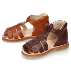 Sandalia niño piel SUAVE tiras cruzadas con suela super flexible.