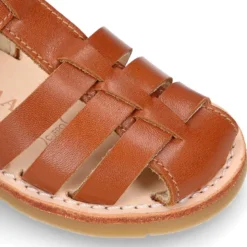 Sandalia niño piel SUAVE tiras cruzadas con suela super flexible.