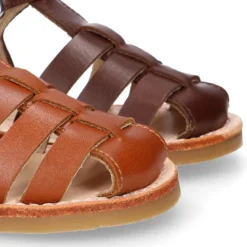 Sandalia niño piel SUAVE tiras cruzadas con suela super flexible.