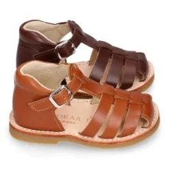 Sandalia niño piel SUAVE tiras cruzadas con suela super flexible.