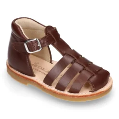 Sandalia niño piel SUAVE tiras cruzadas con suela super flexible.