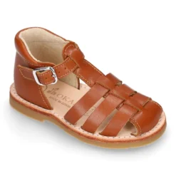 Sandalia niño piel SUAVE tiras cruzadas con suela super flexible.