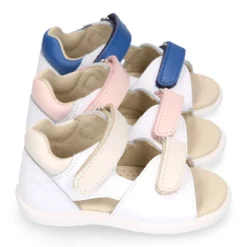 Sandalia niños con DOBLE cierre adherente en piel lavable.