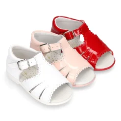Sandalia niños con festón en piel CHAROL.