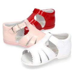 Sandalia niños con festón en piel CHAROL.