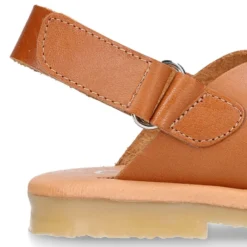 Sandalia Niños con tiras cruzadas en piel CUERO.