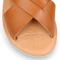 Sandalia Niños con tiras cruzadas en piel CUERO.